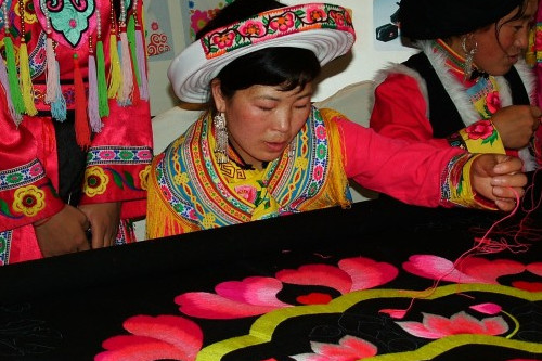 亚洲风俗--羌族刺绣