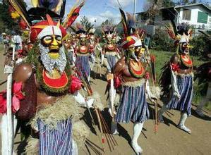 世界风俗--巴布亚新几内亚土著羽毛装饰