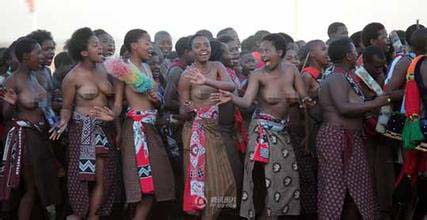 非洲十万未婚少女袒胸露乳介入斯威士兰芦苇节竞选王妃
