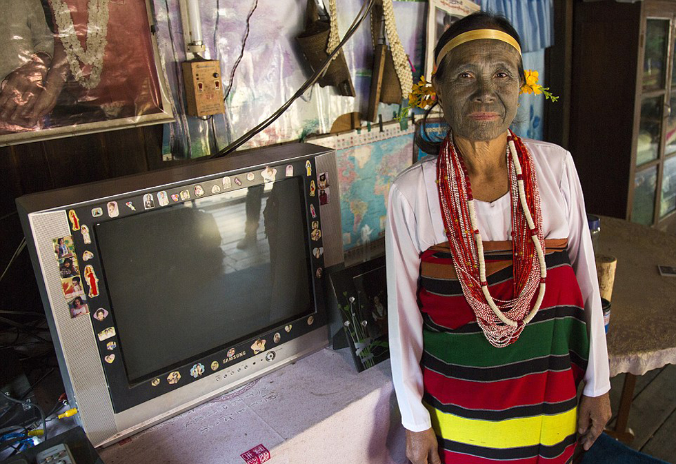 探秘缅甸古老部落奇异风俗:女性以满脸刺青为美