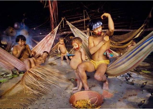 雅诺马马原始部落的恐怖习俗