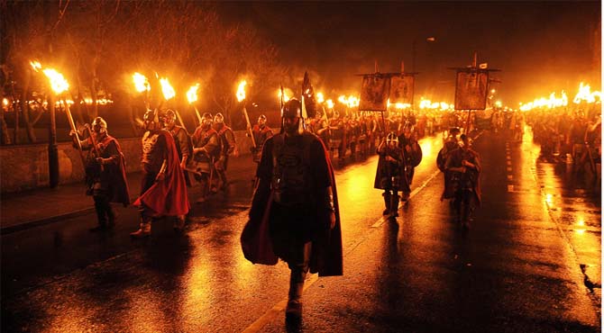 世界十大奇葩节日--苏格兰设德兰群岛圣火节​​​​