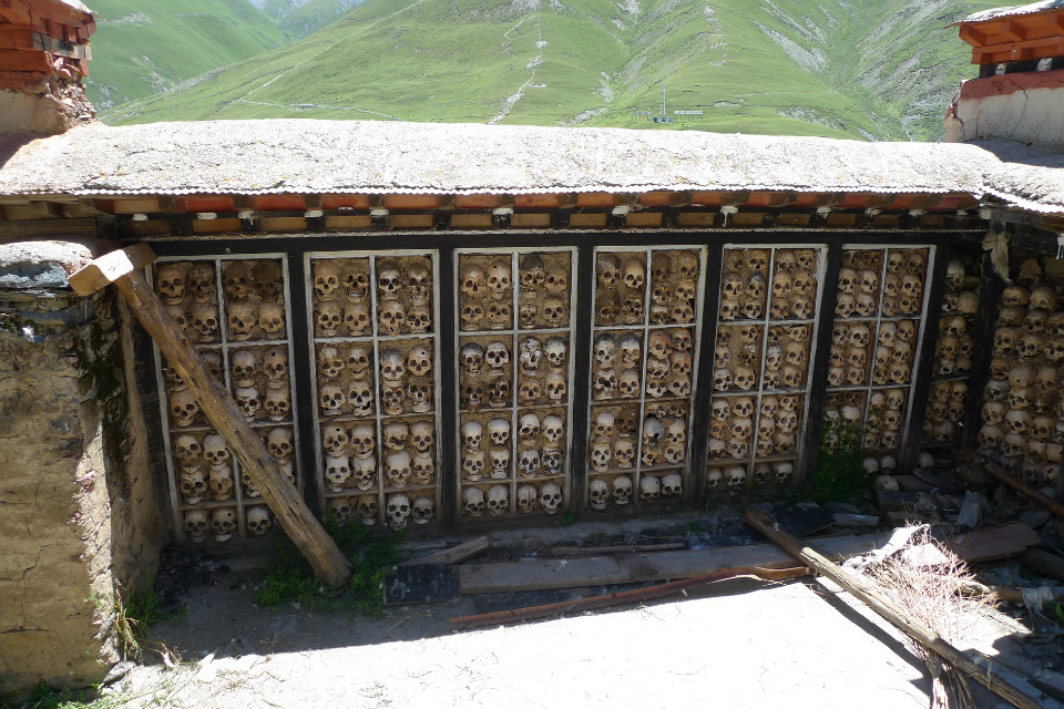西藏丧葬习俗：比如县达摩寺多多卡天葬台及骷髅墙