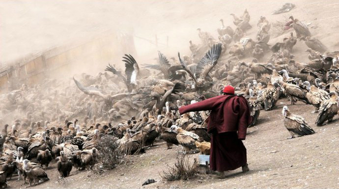 西藏丧葬习俗：天葬与骷髅墙