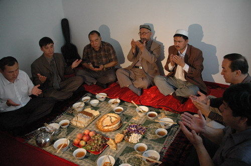 维吾尔族习俗禁忌--维吾尔族禁忌--长者领作“都瓦”