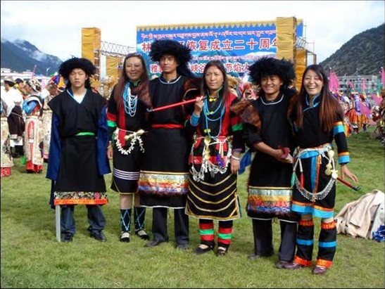 珞巴族传统习俗--珞巴族男女都喜欢佩带装饰品