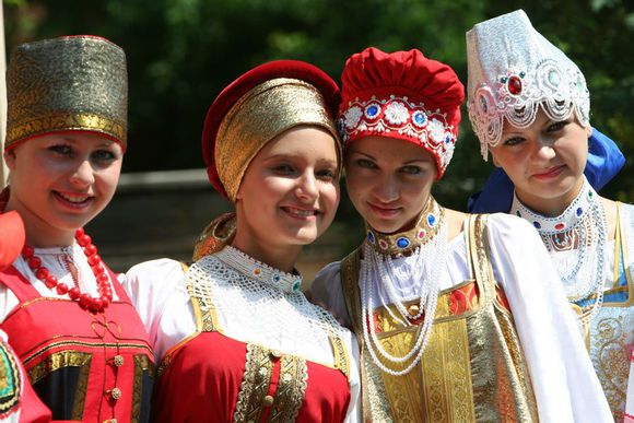 中国俄罗斯族民俗习惯---少女服饰 
