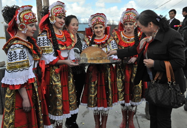 中国俄罗斯族民俗习惯---传统节日服装
