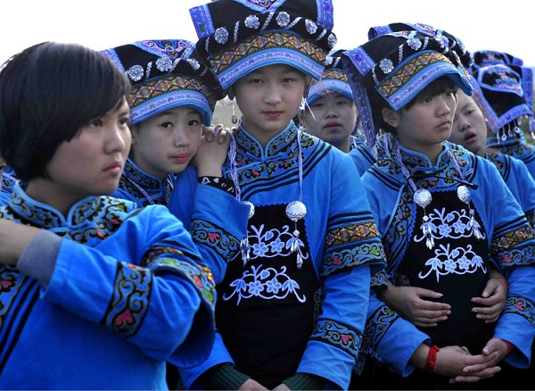 中国十大民族的奇异婚俗--布依族戴过“假谷”始为妻