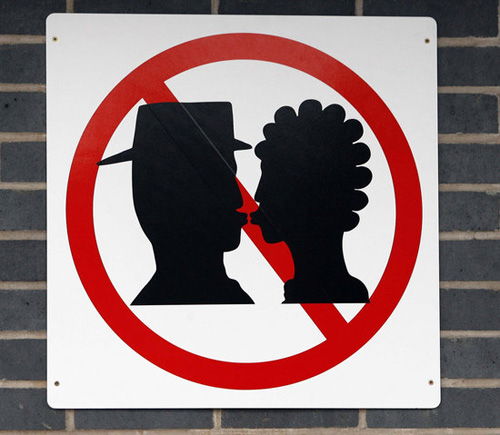 世界十大风俗禁忌：英国柴郡火车乘客不允许在站台逗留、亲昵话别，也不允许接吻。