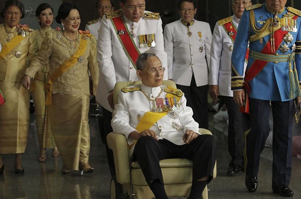 世界十大风俗禁忌：泰国人将其80岁的国王普密蓬・阿杜德（Bhumibol Adulyadej）视为神灵