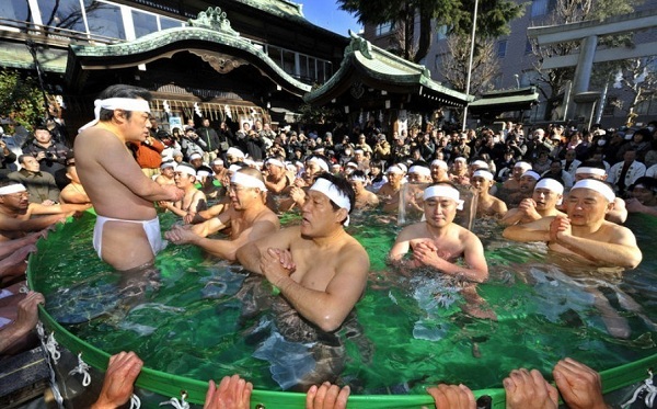 世界各国离奇古怪的宗教仪式--日本神道冰水沐浴