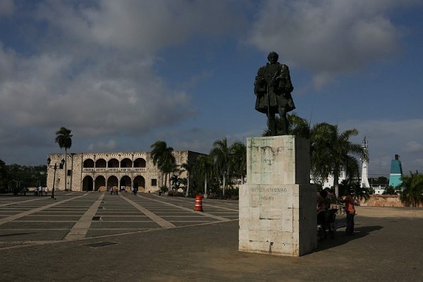 多米尼加旅游指南--圣多明各哥布伦纪念雕像