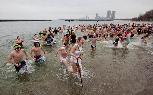 阿根廷过年习俗--他们认为水是最圣洁的。每年元旦这天，全家人去江河中行“新年浴”，洗去身上的一切污秽。