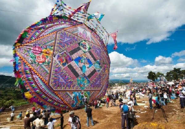 危地马拉传统习俗--每年11月1日，危地马拉人用巨型风筝节悼念死者。