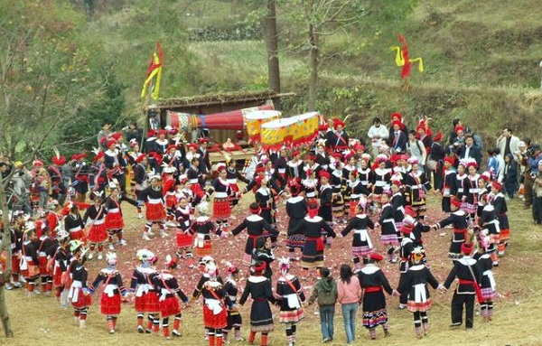 瑶族的传统风俗习惯--瑶族青年男女利用节日、集会和农闲串村走寨的机会，通过唱歌形式，寻找配偶。