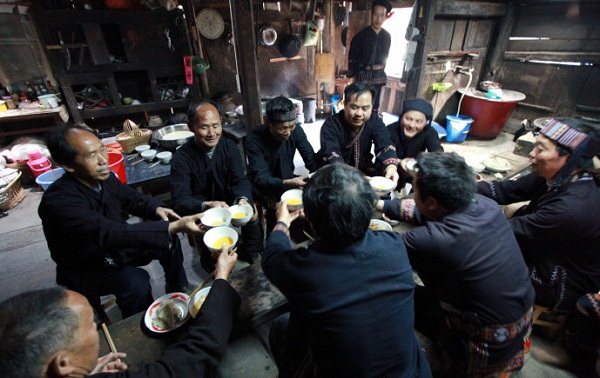 瑶族的传统风俗习惯--瑶族人大都喜欢喝酒，一般家中用大米、玉米、红薯等自酿，每天常喝2、3次。