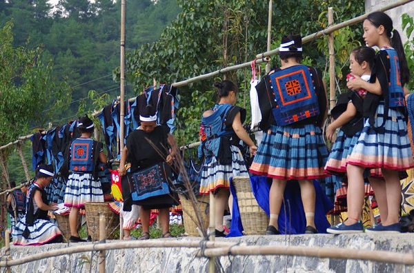 瑶族的传统风俗习惯--“白裤瑶”妇女服饰
