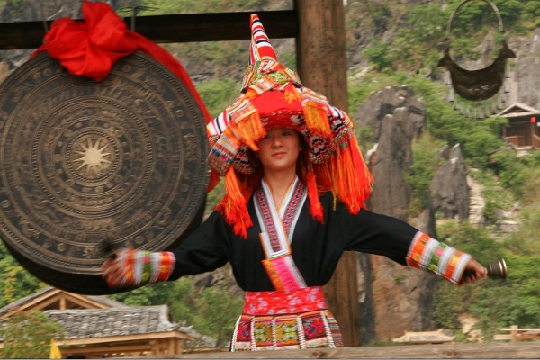 瑶族的传统风俗习惯--过山瑶族妇女头饰