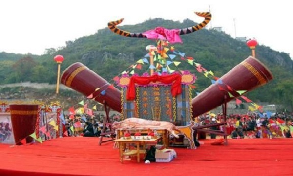 瑶族的传统风俗习惯--盘王节是自称“勉支”的瑶族的节日，俗称“跳盘王”、“还盘王愿”。