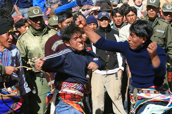 玻利维亚旅游指南--玻利维亚土著居民的搏斗节