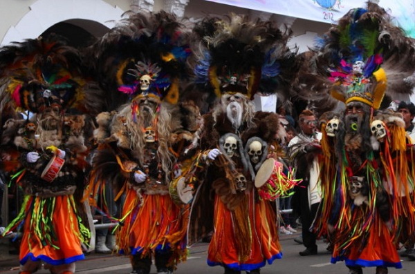 玻利维亚旅游指南--亚奥鲁罗(ORURO)城民间舞蹈：印第安人的魔鬼舞