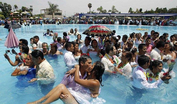 秘鲁法定节假日一览--秘鲁举行泳池集体婚礼庆祝情人节，即西方的“圣瓦伦丁节”。