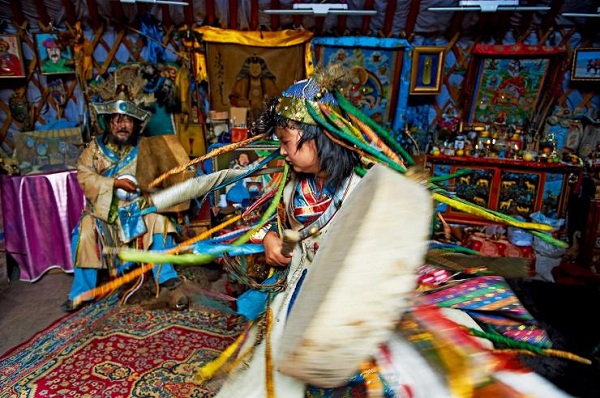 蒙古族的风俗习惯--蒙古包里的萨满教传统仪式