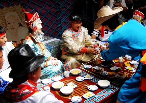 蒙古族的风俗习惯--蒙古人每天离不开茶，除饮红茶外，几乎都有饮奶茶的习惯。