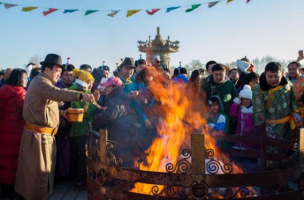 蒙古族的风俗习惯--蒙古族群众“祭火”迎新春