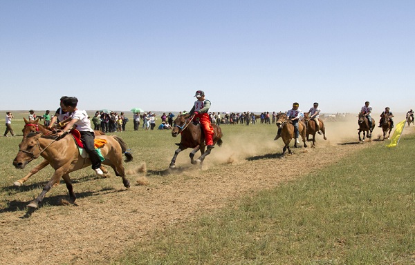 蒙古族的风俗习惯--那达慕大会上的赛马比赛