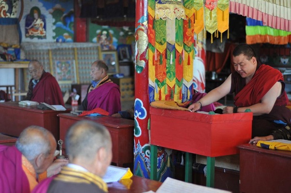 蒙古族的风俗习惯--乌审召庙的喇嘛