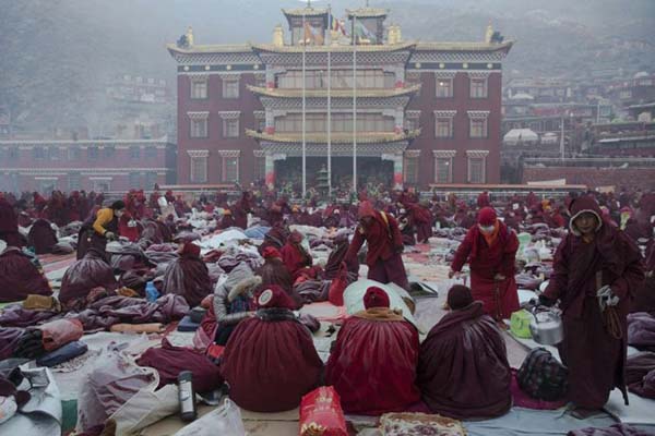 藏族的风俗习惯--藏族普遍信仰藏传佛教