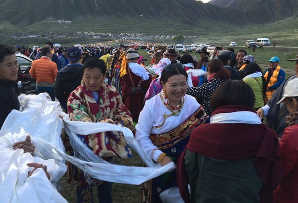 藏族的风俗习惯--藏族待客规格最高的一种礼仪便是献哈达，表示对客人热烈的欢迎和诚挚的敬意。