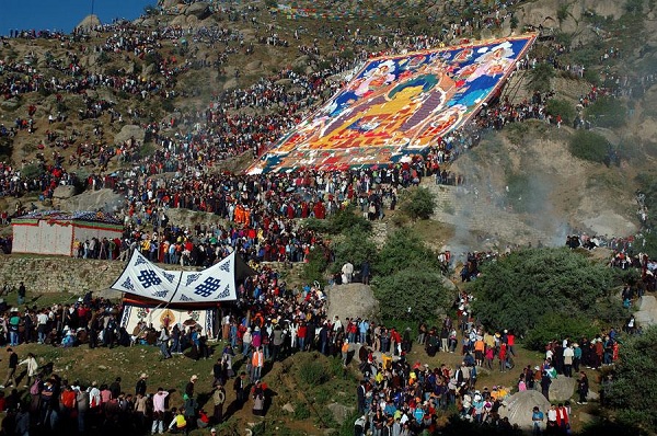 藏族的风俗习惯--雪顿节，又称酸奶节，是西藏藏族人民的重要节日之一，每年藏庆七月一日举行，为期四、五天。