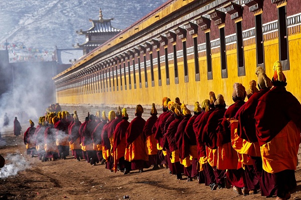 藏族的风俗习惯--祈祷节是藏族地区最为隆重的既是大型宗教活动，也是民间性的节日活动，藏语叫“莫郎切波”。