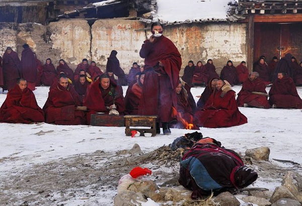 藏族的风俗习惯--藏族的葬礼仍沿袭着传统的习俗，有五种葬法，其最隆重的要属塔葬。