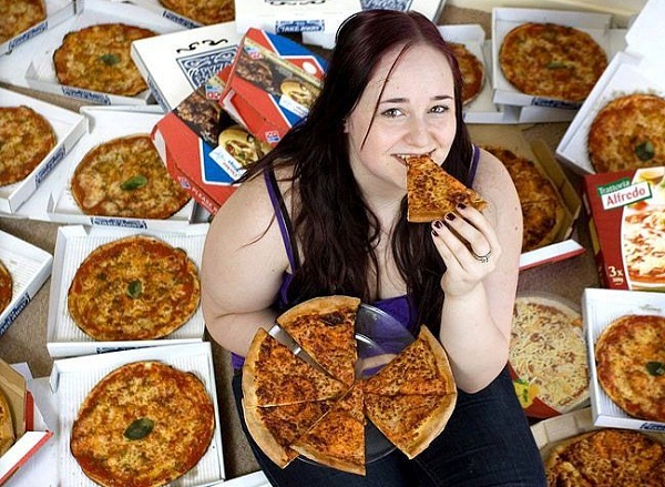 世界8个最为奇怪的怪病--英国19岁少女患病对食物恐惧 8年只吃披萨