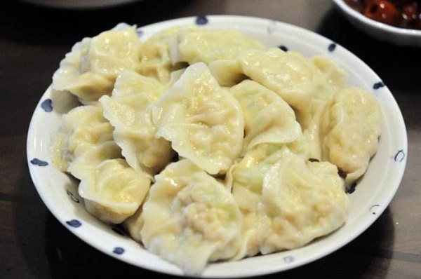 满族的春节习俗--除夕这天满族人都要吃饺子，俗称“揣元宝”。