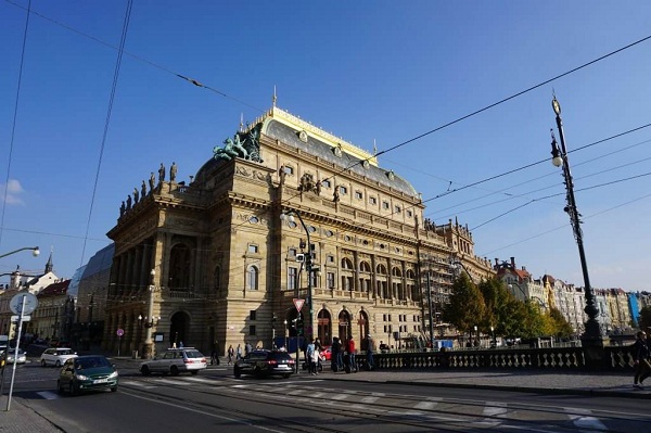 捷克旅游指南--布拉格国家歌剧院