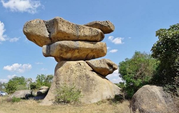 津巴布韦热门旅游景点--平衡石公园