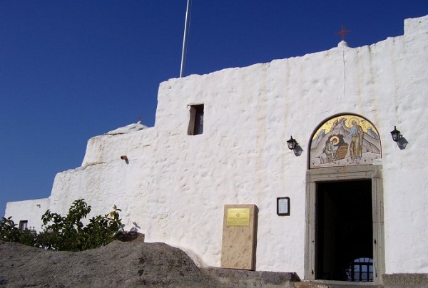 希腊十大著名旅游景点指南--帕特莫斯岛上的启示录刻铭岩洞入口 UNESCO World Heritage Site