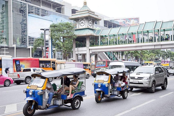 各国怪异法规--在泰国光着上身开车是违法的