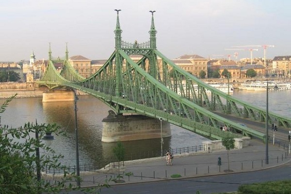 匈牙利首都布达佩斯旅游景点大全--裴多菲桥​