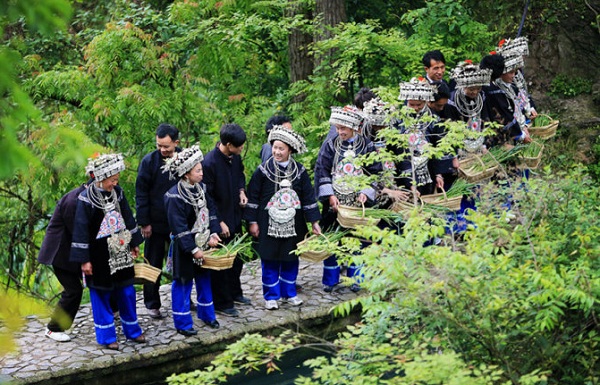 侗族传统节日一览侗族三月三，姑娘们给情郎送笆篓、葱篮。