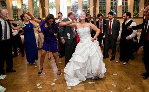 世界上最有趣的婚礼习俗--波兰付钱与新娘跳舞