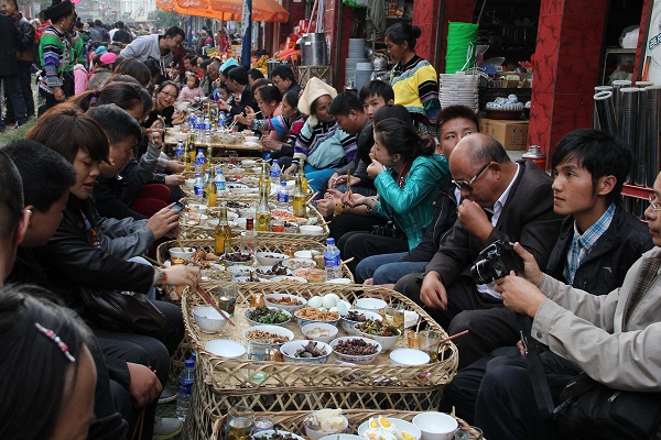 哈尼族传统节日一览--十月年长街宴