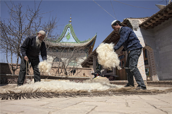 东乡族擀毡技艺--东乡族的毛毡种类很多，按羊毛的种类分，有春毛毡、沙毛毡、绵毛毡等。