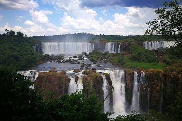 巴拉圭景点介绍--巴西-巴拉圭边境上巴拉那河前瀑布：伊瓜苏瀑布​
