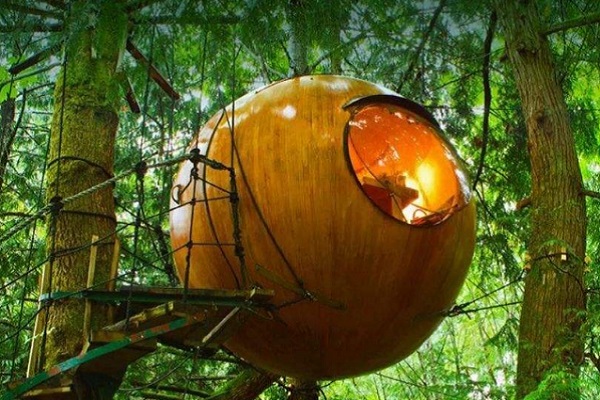 世界奇葩旅馆合集--球形树屋​酒店​：这家酒店（FreeSpirit Spheres）位于温哥华的一个森林之中，是一个非常球形的树屋，远处看就像被挂了起来，仿佛和大自然融入到了一起。